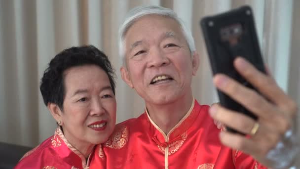 Chinese Elder Coupl Selfie New Year Theme Technology Stay Connect — Stock Video