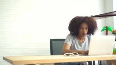 Afrikalı ve İspanyol çift evde bağımsız olarak çalışırken birbirlerine destek oluyorlar.