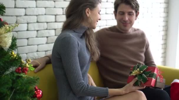 Kaukasisches Paar Tauscht Heiligabend Geschenke Aus — Stockvideo