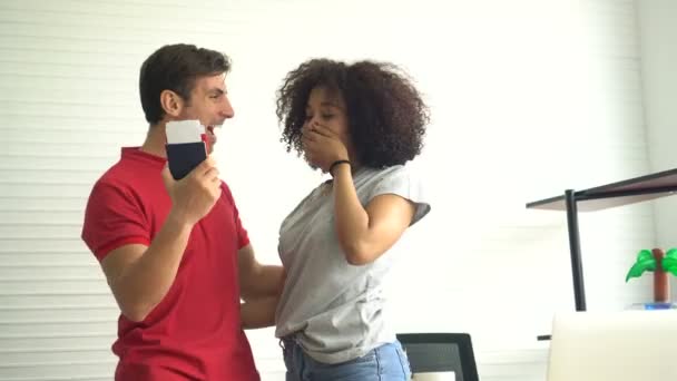 Latino Couple Noir Heureuse Surprise Avec Billet Voyage Pour Les — Video