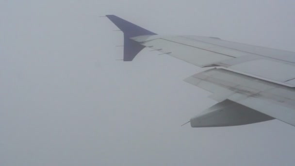 Αεροπλάνο Πτέρυγα Μέσα Από Κακοκαιρία Βροχερό Σύννεφο — Αρχείο Βίντεο