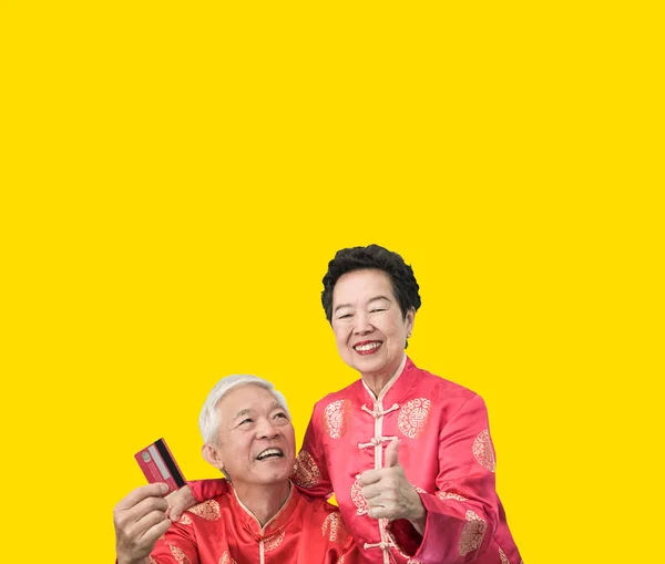 Idosos idosos chineses gastar cartão de crédito compras on-line New Ye — Fotografia de Stock