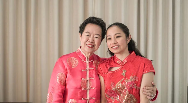 Moeder cadeau aan schoondochter voor Chinees nieuwjaar cele — Stockfoto