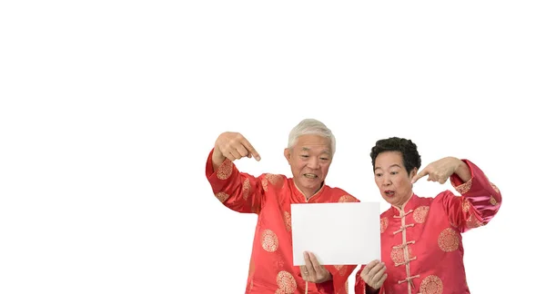 Asiatisches Senior-Paar hält Schild mit Kopierplatz für neue Chinesen — Stockfoto