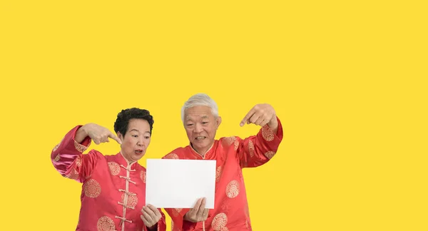 Asijské starší pár držení znamení s kopírovacím prostorem pro čínské nové — Stock fotografie