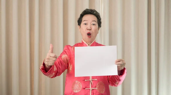 Asiatique senior femme holding signe avec copie espace pour chinois nouveau — Photo