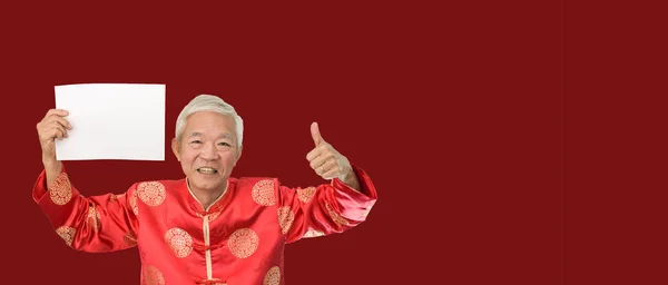 Aziatisch senior man holding teken met kopieerruimte voor Chinese nieuwe ye — Stockfoto