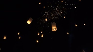 Binlerce fener loy krathong gecesinde süzülüyor Tayland 'ın ünlü festivali