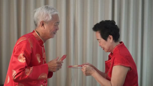 Funny Chinese Elder Husband Giving Lot Red Envelop Wife Chiense — Stock Video