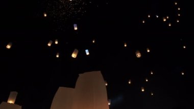 Binlerce fener loy krathong gecesinde süzülüyor Tayland 'ın ünlü festivali