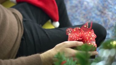 Çiftler Noel hediyesi bakımı ve mutlu bir ilişki tatili kutluyor.