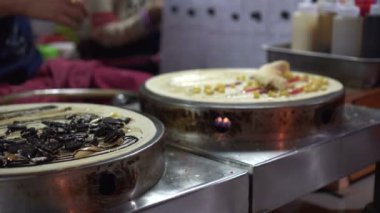 Düz tavada pişen Tayland krepleri yerel market yemekleri.