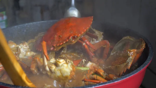 Chef cooking Chili Crab Singapore Chinese cuisine iconic dish — Stock Photo, Image