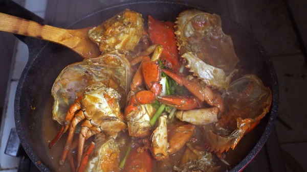 Kokken madlavning Chili Krabbe Singapore Kinesisk køkken ikonisk skål - Stock-foto