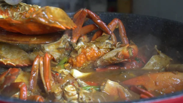 Kuchař vaření chilli krab Singapur čínská kuchyně ikonické jídlo — Stock fotografie