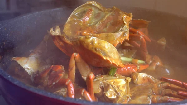 Kuchař vaření chilli krab Singapur čínská kuchyně ikonické jídlo — Stock fotografie