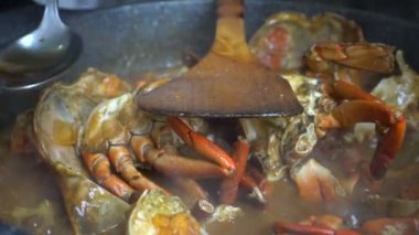 Şef Chili Crab Singapur Çin mutfağı ikonik yemek yapıyor.