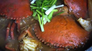 Şef Chili Crab Singapur Çin mutfağı ikonik yemek yapıyor.