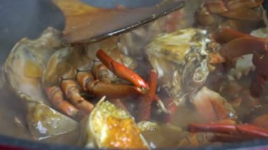 Şef Chili Crab Singapur Çin mutfağı ikonik yemek yapıyor.