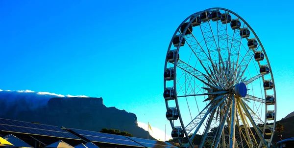 Tafelberg met uitzicht op doek van Va watefront aan ferris wiel — Stockfoto