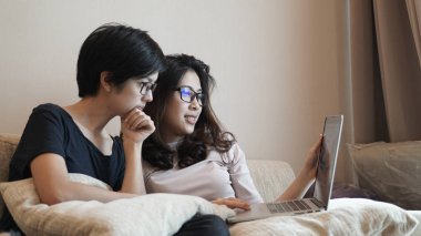 İki kız ortak evden e-ticaret işinde çalışıyor.