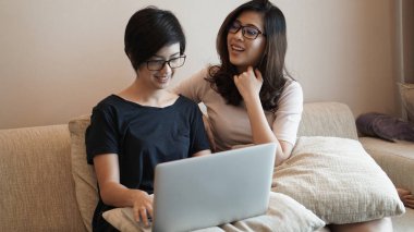 İki kız ortak evden e-ticaret işinde çalışıyor.