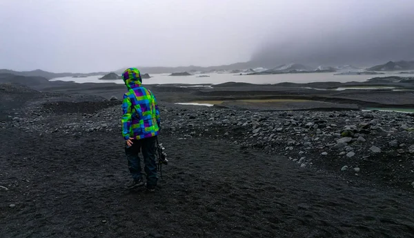 Bewölktes Wetter Gletscherwanderung in Island vulkanischer schwarzer Stein — Stockfoto