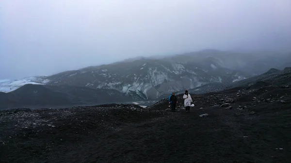 İzlanda volkanik siyah taşında bulutlu buzul yürüyüşü — Stok fotoğraf