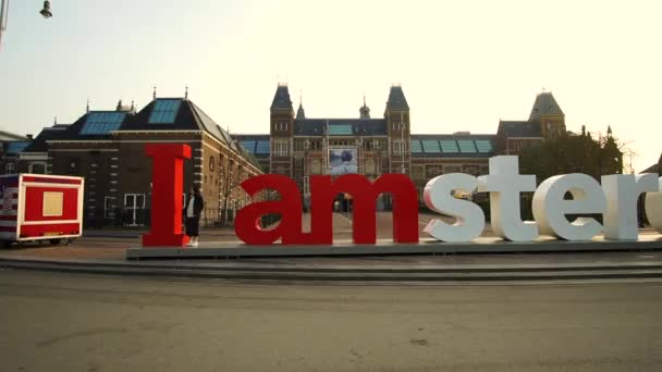 Amsterdam Netherland 4 ápr 2017 I amsterdam attrakció tábla a reggeli napsütésben — Stock videók
