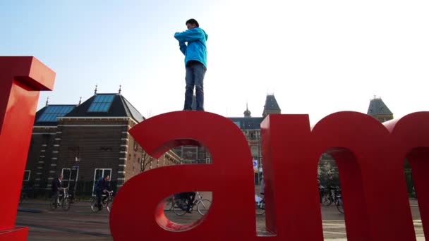 Amsterdam Nederländerna 4 apr 2017 Turist ha kul med I amsterdam attraktion skyltning — Stockvideo