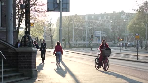 Amsterdam netherland 4 apirl 2017 Morgensonne an der lokalen Stadt Straßenseite zu Fuß und mit dem Fahrrad — Stockvideo