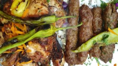 Mısır 'da barbekü yemek Orta Doğu ızgara biftek ve tavuk yanında meze ile servis