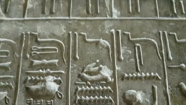 Close Van Egyptische Hiërogliefen Letters Muur Oude Architectuur — Stockvideo