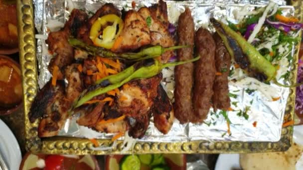 在埃及吃烤肉中东烤牛肉和鸡肉配配菜 — 图库视频影像