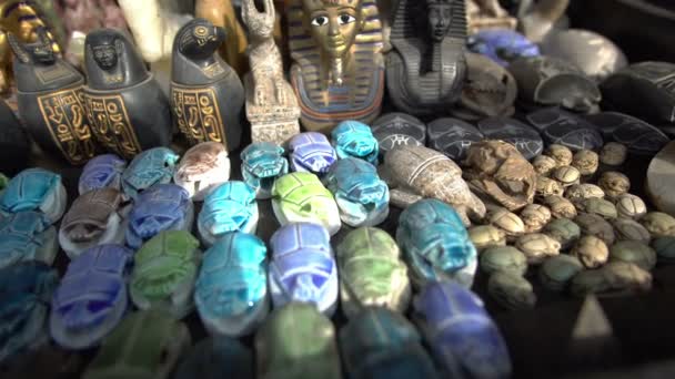 Egyptische Souvenir Stenen Ambacht Aan Farao Sfinx Piramide Scarabee Beelden — Stockvideo