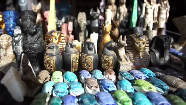 Ägyptische Souvenir Stein Handwerk Pharao Sphinx Pyramide Skarabäen Statuen Verkaufen — Stockvideo