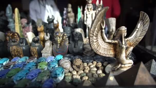 Egyptische Souvenir Stenen Ambacht Aan Farao Sfinx Piramide Scarabee Beelden — Stockvideo