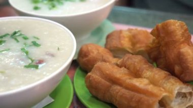 Hong Kong Çin usulü congee bolves ve hamur çubukları yemek
