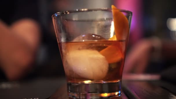 Mão Segurando Rum Cocktail Antiquado Laranja Gelo Circular — Vídeo de Stock