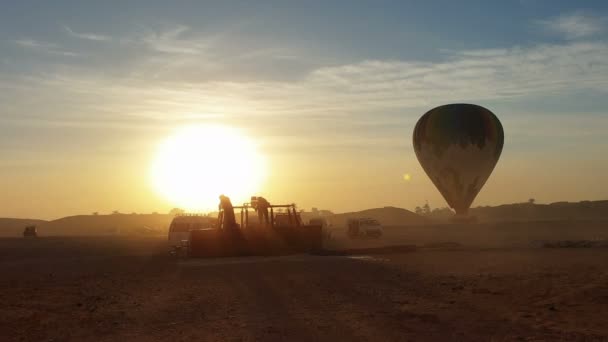 Luxor Ägypten Dezember 2019 Ägyptisches Team Sammelt Luftballon Nach Touristenattraktion — Stockvideo