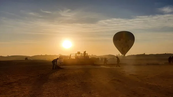 El personal de Egytian recogiendo globo después de un viaje de atracción turística —  Fotos de Stock