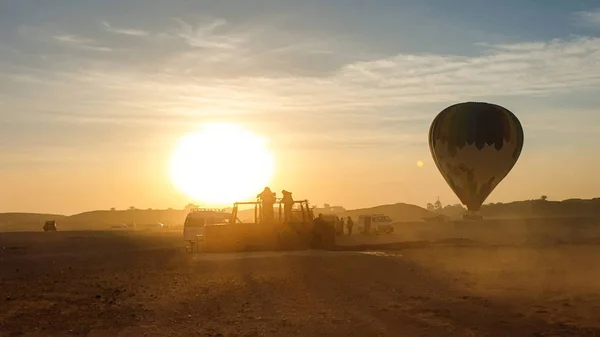 El personal de Egytian recogiendo globo después de un viaje de atracción turística —  Fotos de Stock