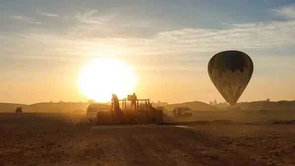 El personal de Egytian recogiendo globo después de un viaje de atracción turística —  Fotos de Stock