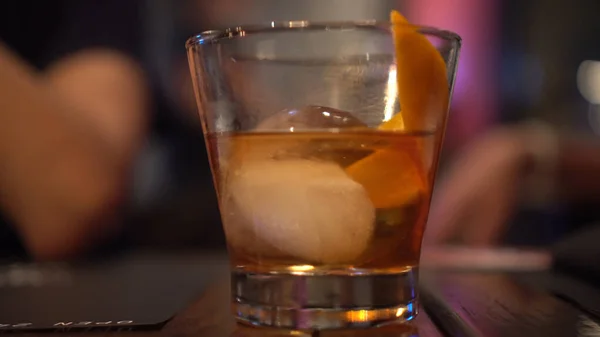 Whisky à l'ancienne avec cocktail à l'orange et au glaçon la nuit — Photo