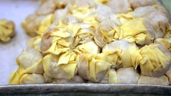 Grote Hong Kong garnaal wonton rauw bij contonese restaurant — Stockfoto