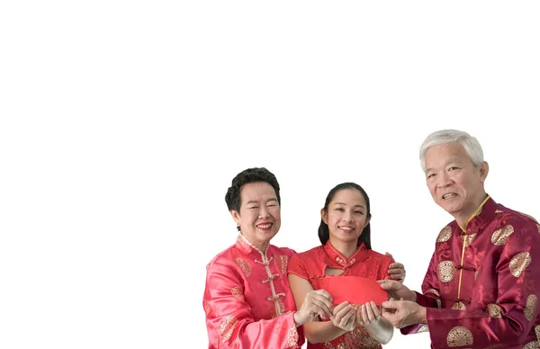 Envoltório vermelho de saudação familiar na celebração do Ano Novo Chinês — Fotografia de Stock