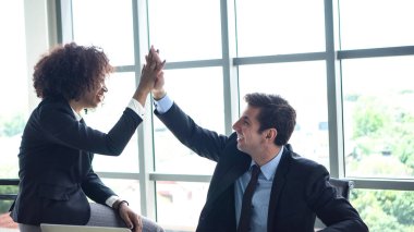 Latin ve Afrikalı ırklar arası meslektaşlar beşlik çaktı. Tebrikler.