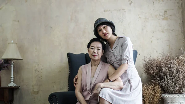 Asiática rica familia madre e hija retrato en hermosa h — Foto de Stock