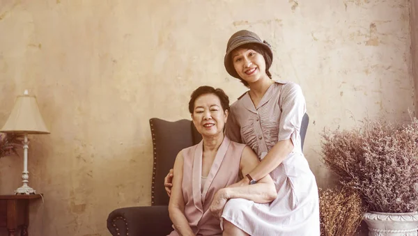 Ασιατική πλούσια οικογένεια μητέρα και κόρη πορτρέτο στο όμορφο h — Φωτογραφία Αρχείου