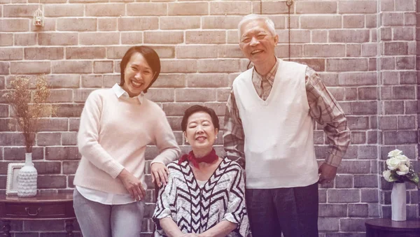 Asiático rico rico família retrato de felicidade e rico juntos — Fotografia de Stock